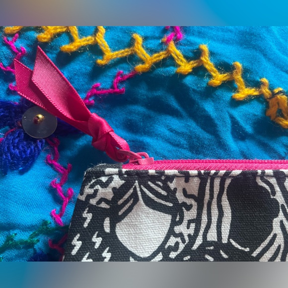 Large black and white Ipsy bag. Measures apx 5 x 9“. Excellent condition. - Picture 4 of 8